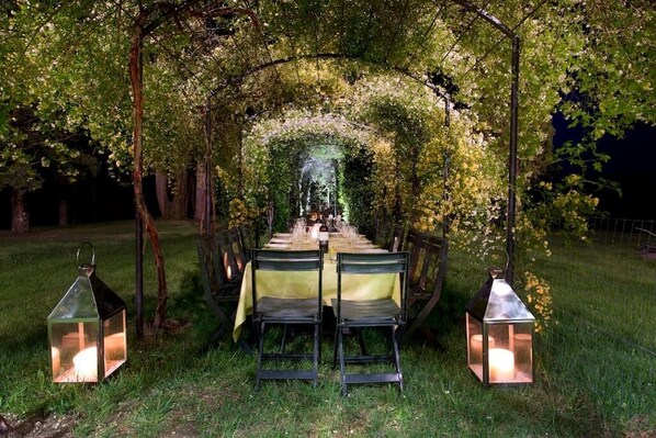 منطقة خارجية لإقامة الولائم والاحتفالات