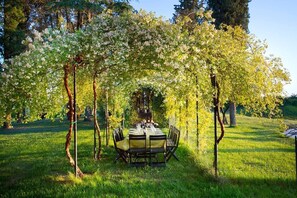 تناول الطعام بالخارج