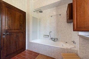 Hair dryer, bidet, towels, soap - Villa Colombaio, Country-house In Wine Estate 5km from Siena (Siena)