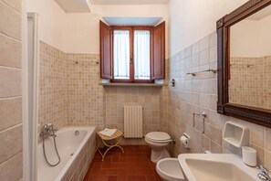 Een haardroger, een bidet, handdoeken, zeep