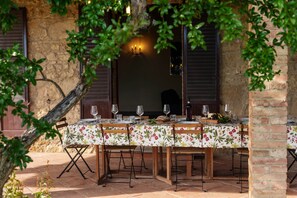 Outdoor dining - Villa Colombaio, Country-house In Wine Estate 5km from Siena (Siena)