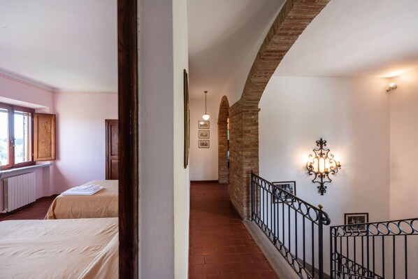 5 slaapkamers, een strijkplank/strijkijzer, gratis wifi, beddengoed