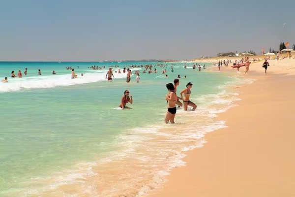 Perto da praia, espreguiçadeiras