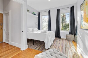 1 bedroom, desk, iron/ironing board, travel crib - Historic Somerville Cambridge 1 Bed, Inman Square (Somerville)