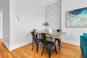 Dining - Historic Somerville Cambridge 1 Bed, Inman Square (Somerville)