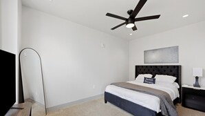 1 bedroom, desk, iron/ironing board, travel crib - 175 LEX - Walkable Downtown Lexington - Top Floor (Lexington)