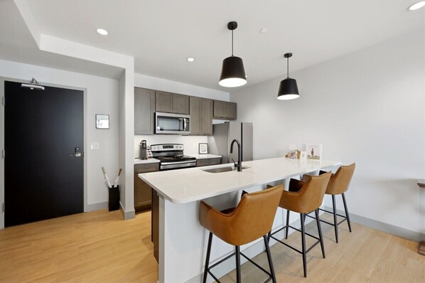 Coffee/tea maker, fridge, microwave, oven - 175 LEX - Walkable Downtown Lexington - Top Floor (Lexington)