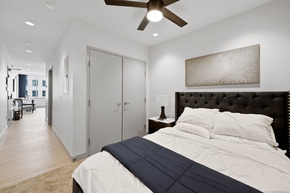 1 bedroom, desk, iron/ironing board, travel crib - 175 LEX - Walkable Loft to Rupp Arena & Downtown! (Lexington)