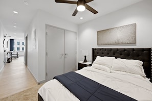 1 chambre, bureau, fer et planche à repasser, lit parapluie