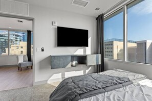 1 chambre, fer et planche à repasser, lit de bébé portatif