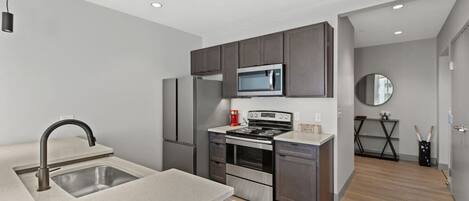 Kühlschrank, Mikrowelle, Ofen, Herdplatte