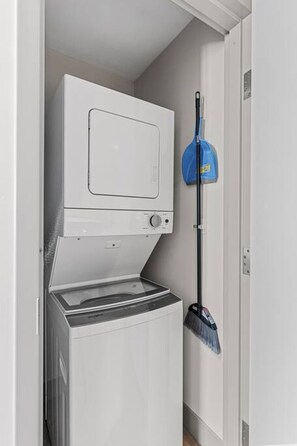 Interior - 175 LEX - Walk to Rupp Arena Downtown Top Floor (Lexington)