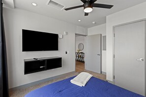 1 bedroom, iron/ironing board, travel crib, free WiFi - 175 LEX - Walk to Rupp Arena Downtown Top Floor (Lexington)