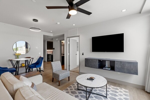 Smart TV - 175 LEX - Walk to Rupp Arena Downtown Top Floor (Lexington)