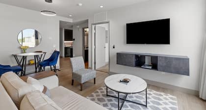 175 LEX - Walk to Rupp Arena Downtown Top Floor