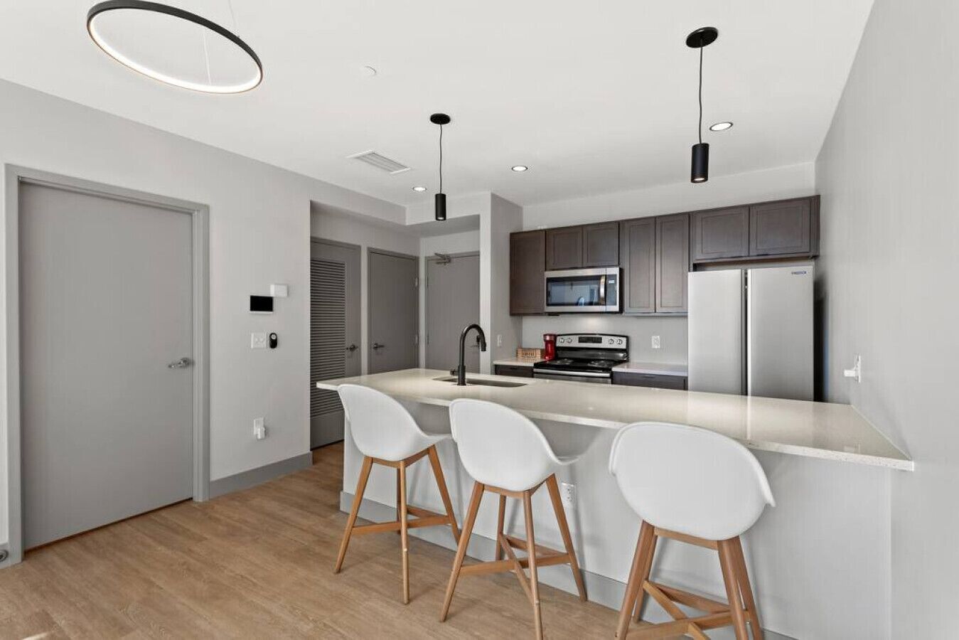 Refrigerador, microondas, horno y parrilla de estufa 