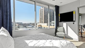 2 habitaciones, escritorio y tabla de planchar con plancha