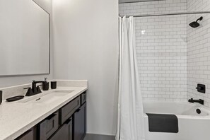 Hair dryer, towels - 175 LEX - Walkable Downtown Lexington Condo (Lexington)
