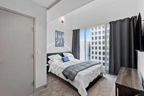 1 chambre, bureau, fer et planche à repasser, lit de bébé portatif