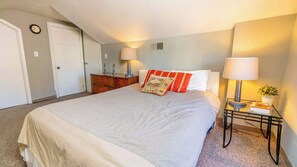 2 habitaciones, escritorio y tabla de planchar con plancha 