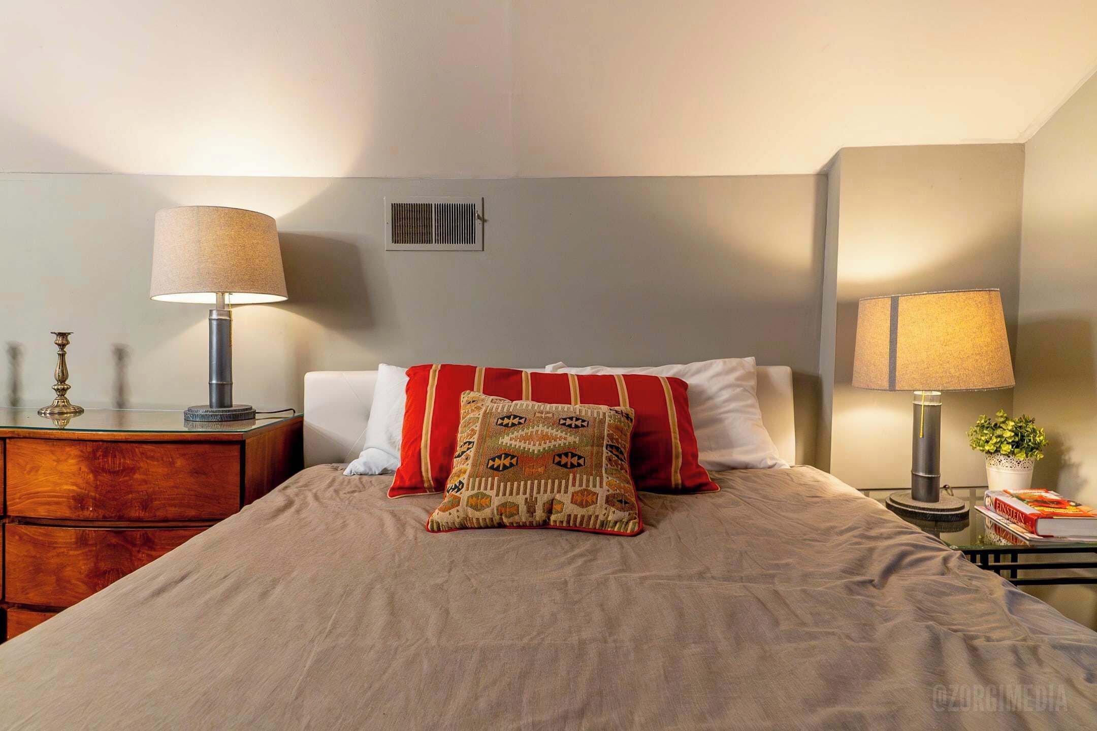 2 soverom, skrivebord, strykejern/-brett og reiseseng for barn