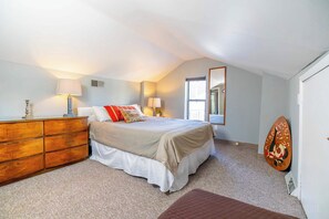 2 quartos, escrivaninha, ferros/tábuas de passar roupa, berço de viagem