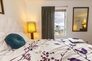 2 bedrooms, desk, iron/ironing board, travel cot - Southwest-Chic Apartment | Epic City Views (Pittsburgh)