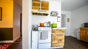 Coffee/tea maker, fridge, microwave, oven