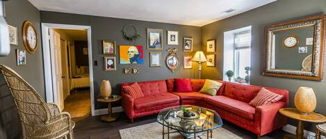 Una televisión, una oficina