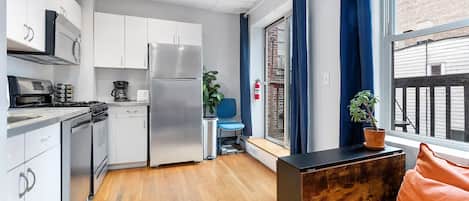 Refrigerador, microondas, horno y parrilla de estufa