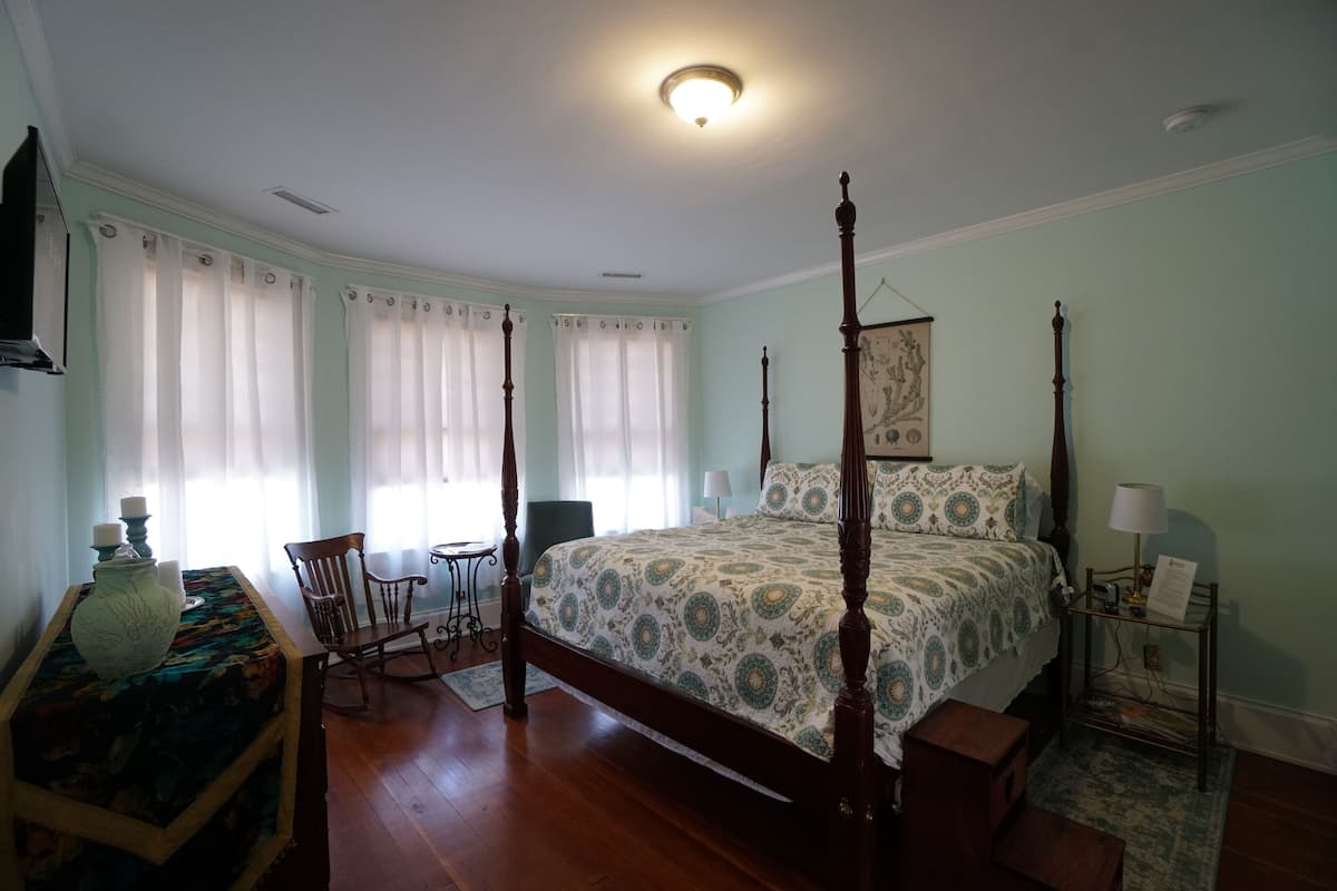 Signature Room | Laptop workspace, iron/ironing board, free WiFi, individually furnished