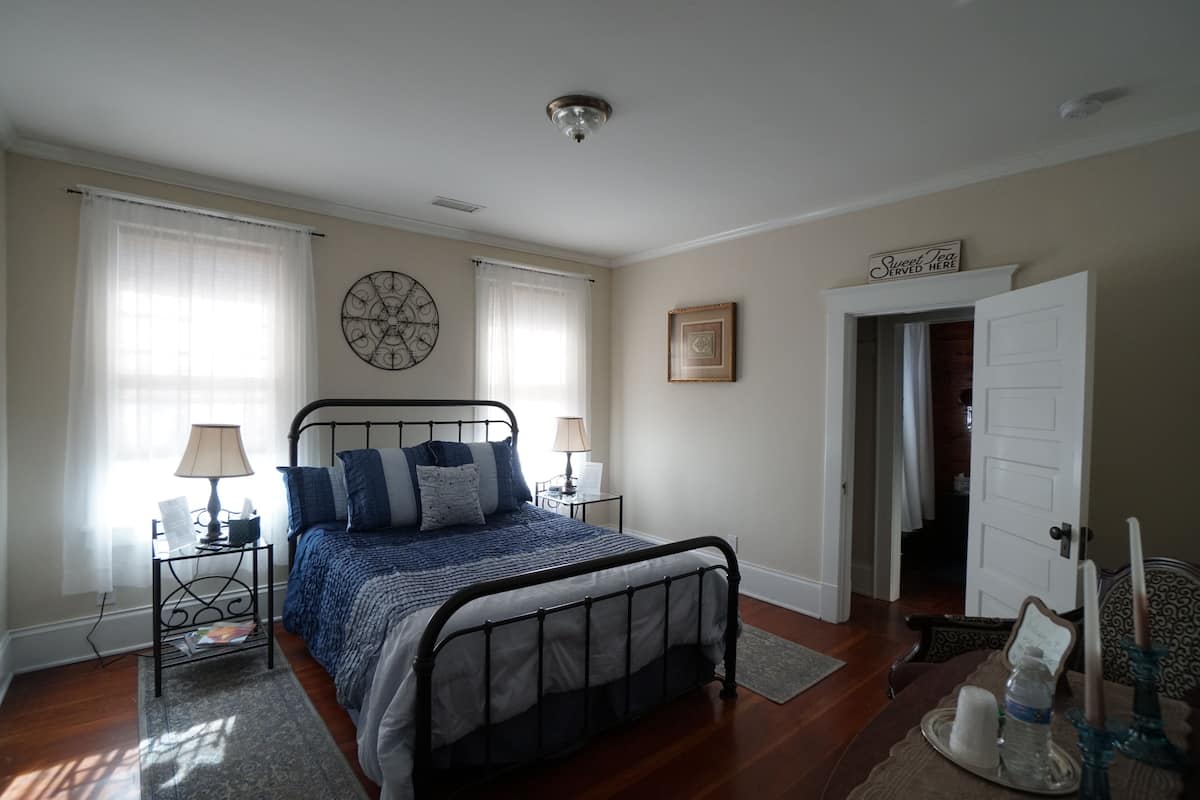 Traditional Room | Laptop workspace, iron/ironing board, free WiFi, individually furnished