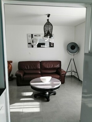 Een televisie en boeken