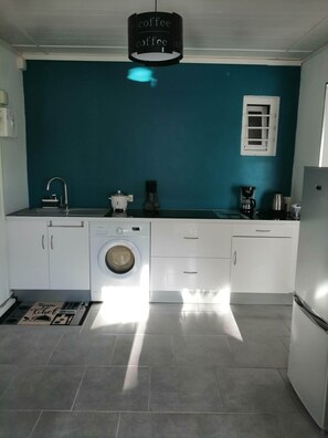 Een koelkast, een magnetron, een kookplaat