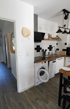 Kjøleskap, mikrobølgeovn, ovn og kokeplater