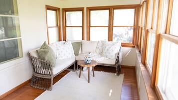 Smart TV, books, stereo