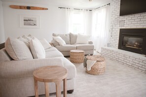 Smart TV, books, stereo