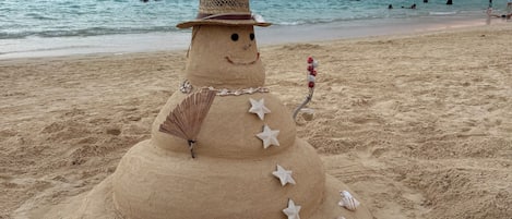 Plage à proximité, chaises longues, serviettes de plage