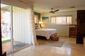 3 habitaciones, escritorio y tabla de planchar con plancha