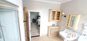 Bruser, boblebadekar, hårtørrer, håndklæder