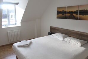 4 Schlafzimmer, Schreibtisch, Reisekinderbett, WLAN