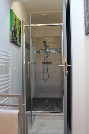 Dusch, hårtork och handdukar