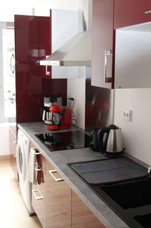 Kylskåp, mikrovågsugn, ugn och spishäll