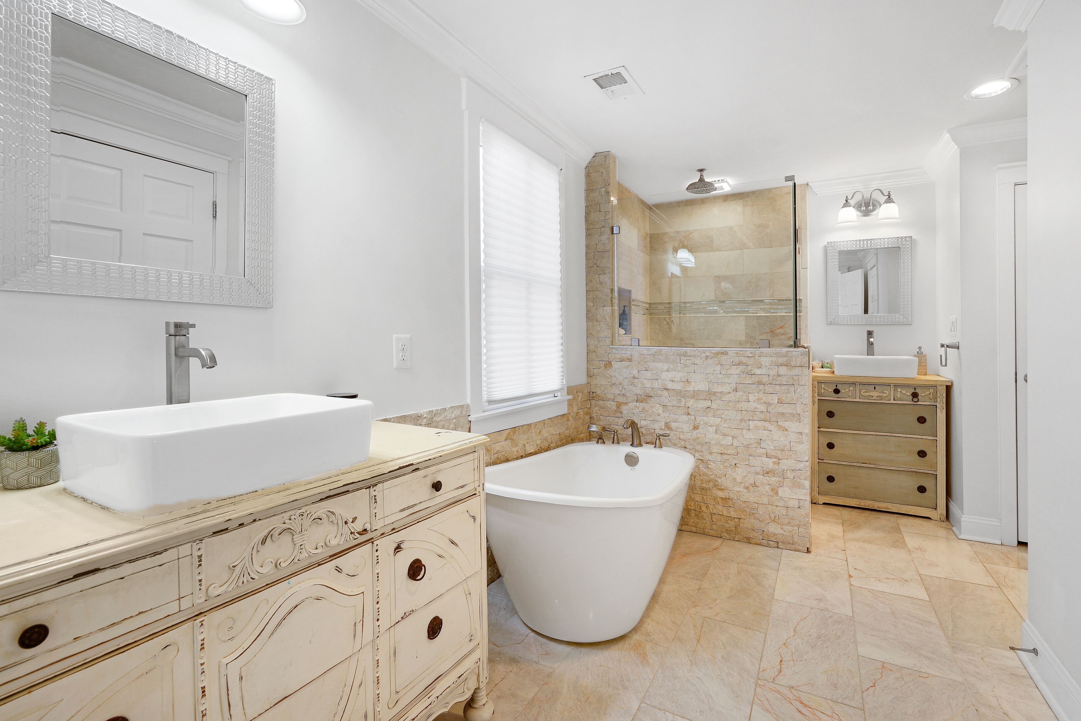 Een douche, een haardroger, handdoeken, zeep