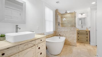 Een douche, een haardroger, handdoeken, zeep