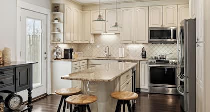 Royal Heritage Home @ Historic Leesburg