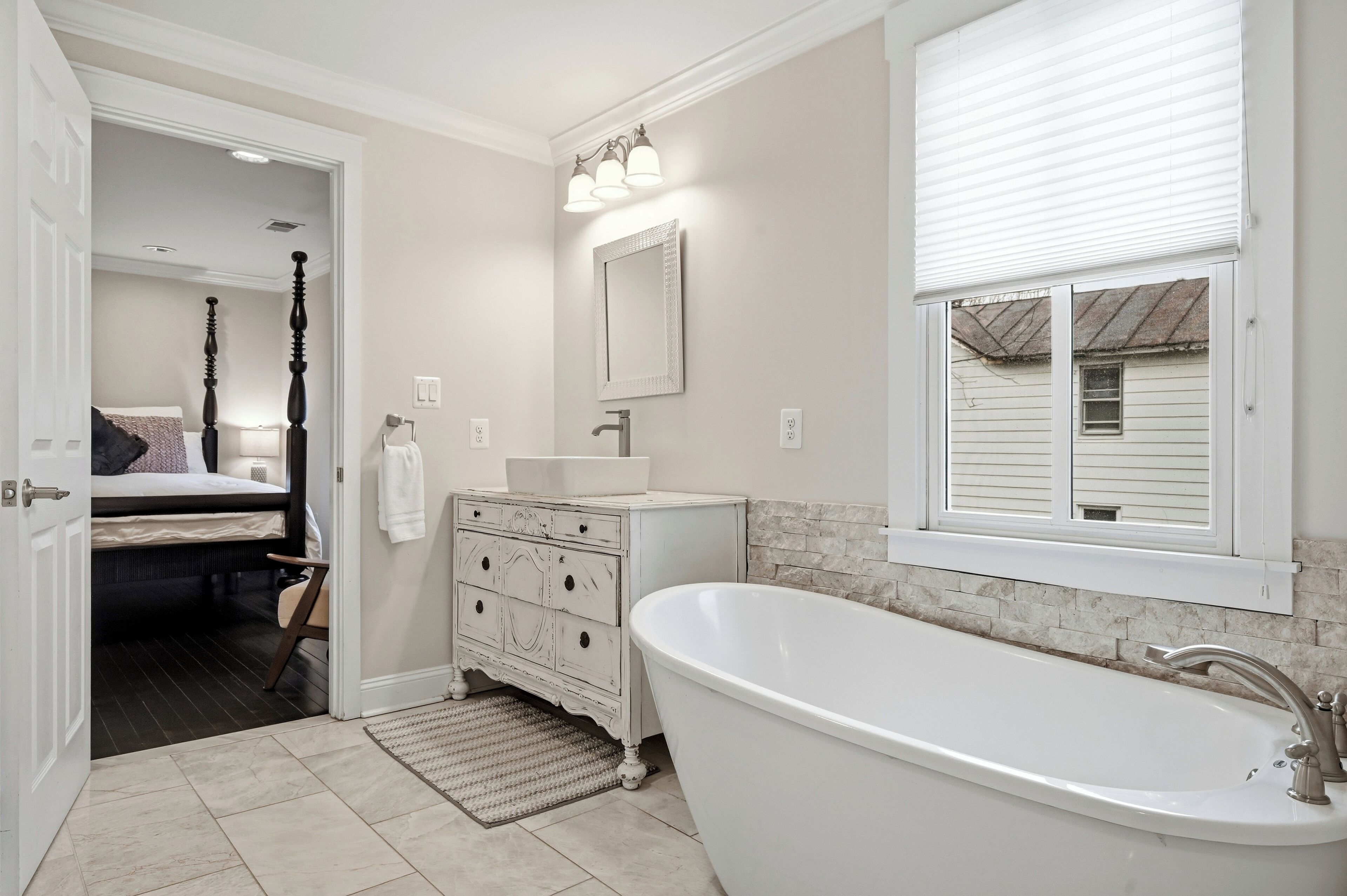 Suihku, hiustenkuivaaja, pyyhkeet, saippua