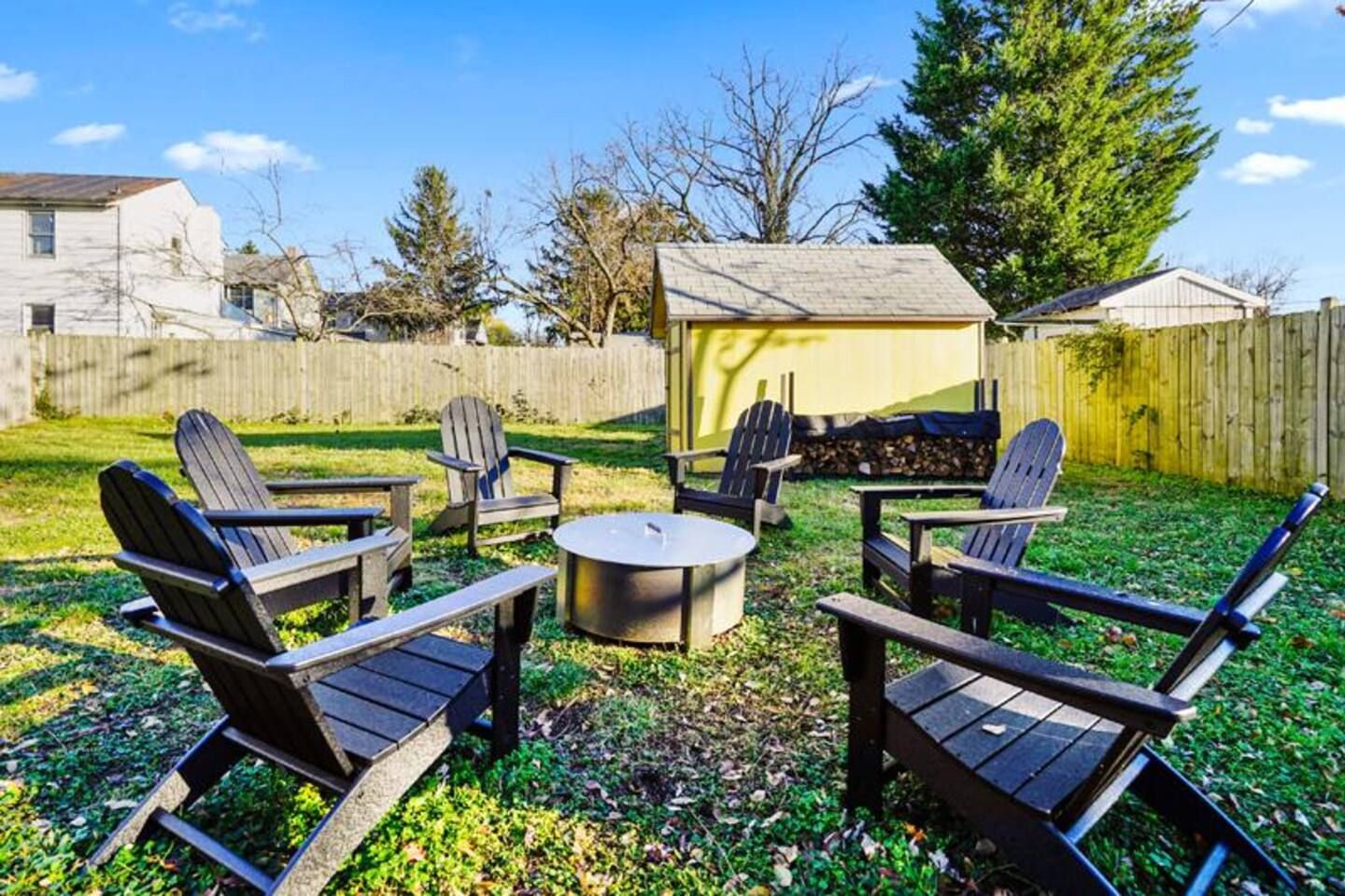 Ein Garten mit Sitzgelegenheit und Feuerstelle.