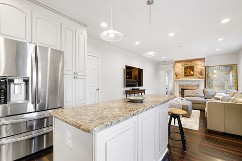 Royal Heritage Home @ Historic Leesburg