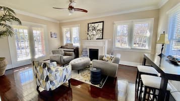 TV, fireplace